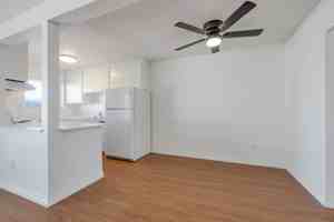 featured image of 633 E Park Ave