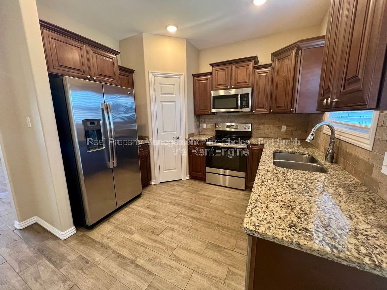 9921 Landry Dr - Photo 5 of 21