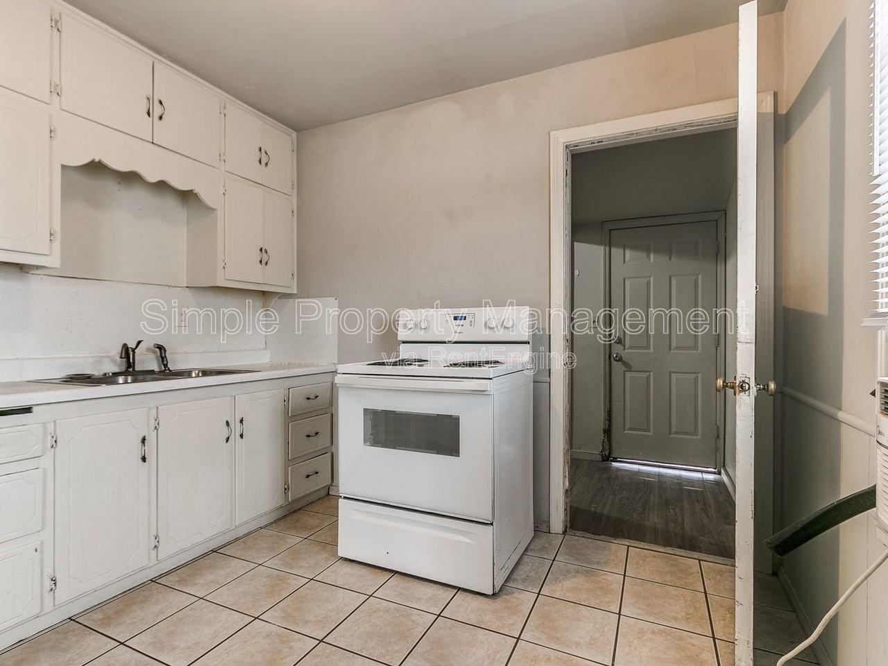 4005 N Rockwell Ave - Photo 4 of 15