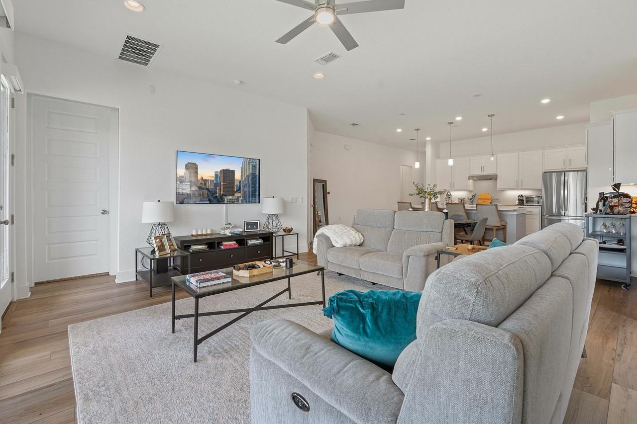 16913 Adoro Dr - Photo 3 of 31