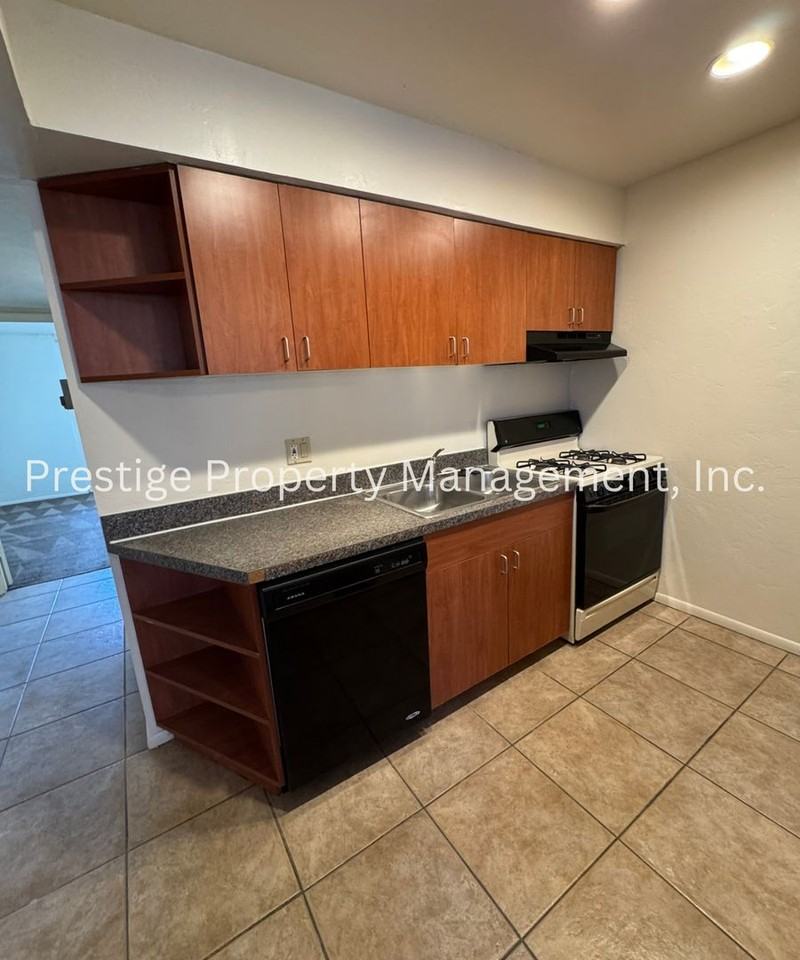 2525 N Alvernon Way #B4 - Photo 6 of 22