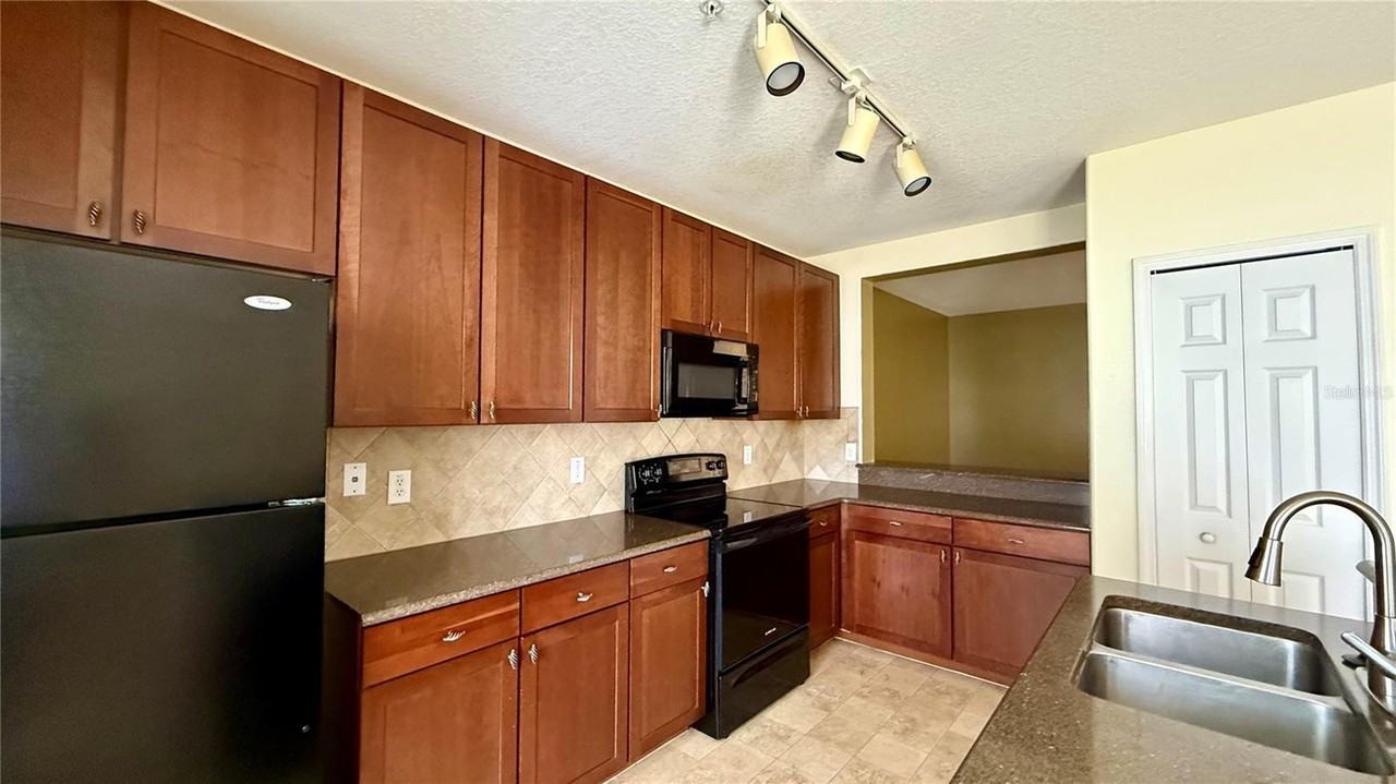 2052 Cypress Bay Blvd - Photo 3 of 16