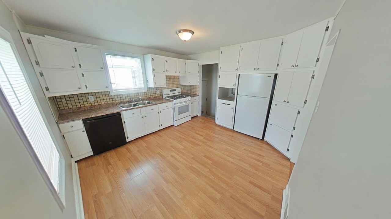 21836 Alger St - Photo 3 of 10