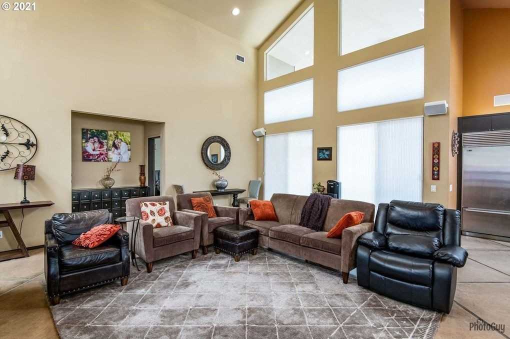 1055 Backlund Pl - Photo 5 of 23