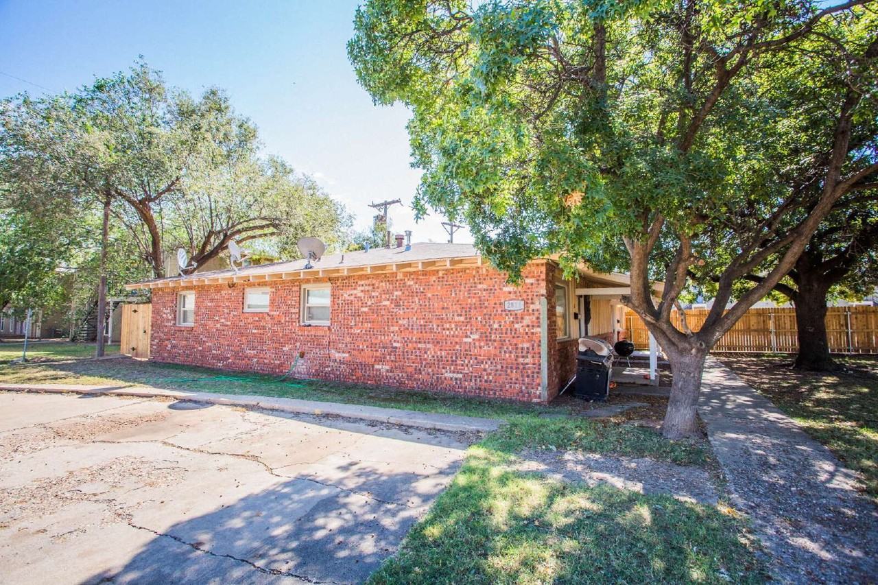 2815 43rd St #11 - Photo 3 of 32