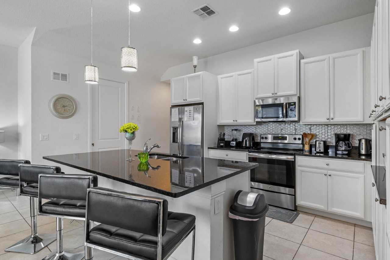 290 Captiva Dr - Photo 5 of 32