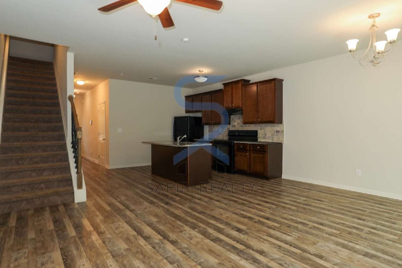 1545 Iris Walk - Photo 3 of 19
