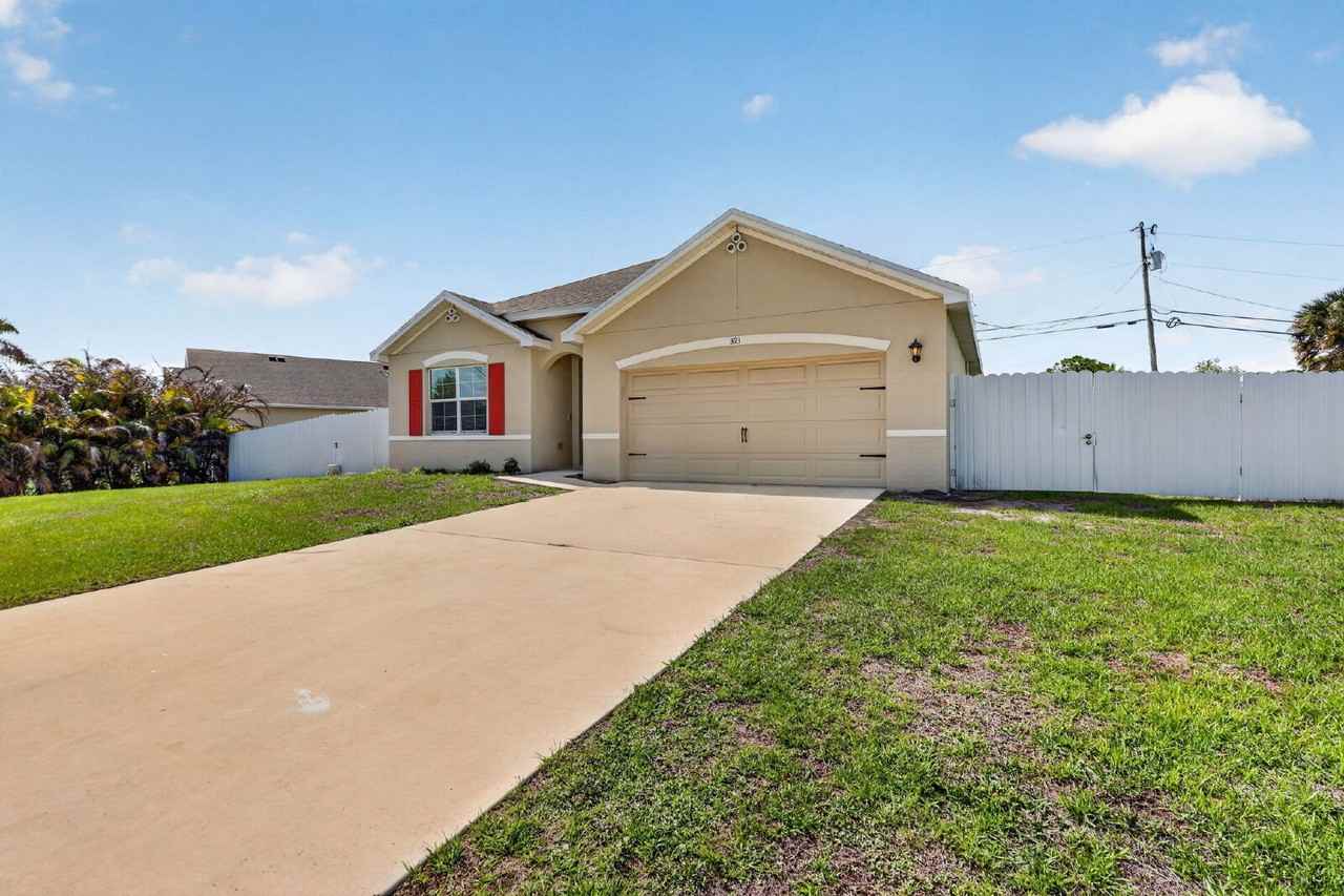 393 Sw Tarra Ave - Photo 3 of 44