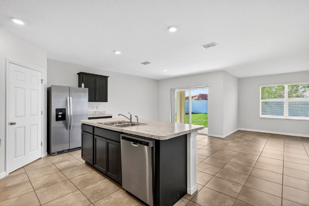 393 Sw Tarra Ave - Photo 5 of 44