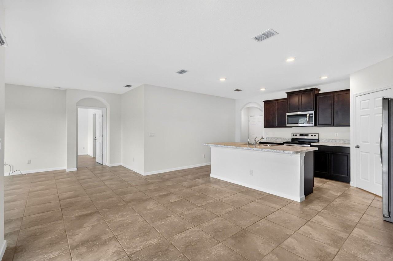 393 Sw Tarra Ave - Photo 6 of 44