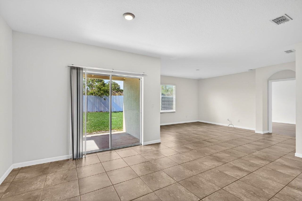 393 Sw Tarra Ave - Photo 7 of 44