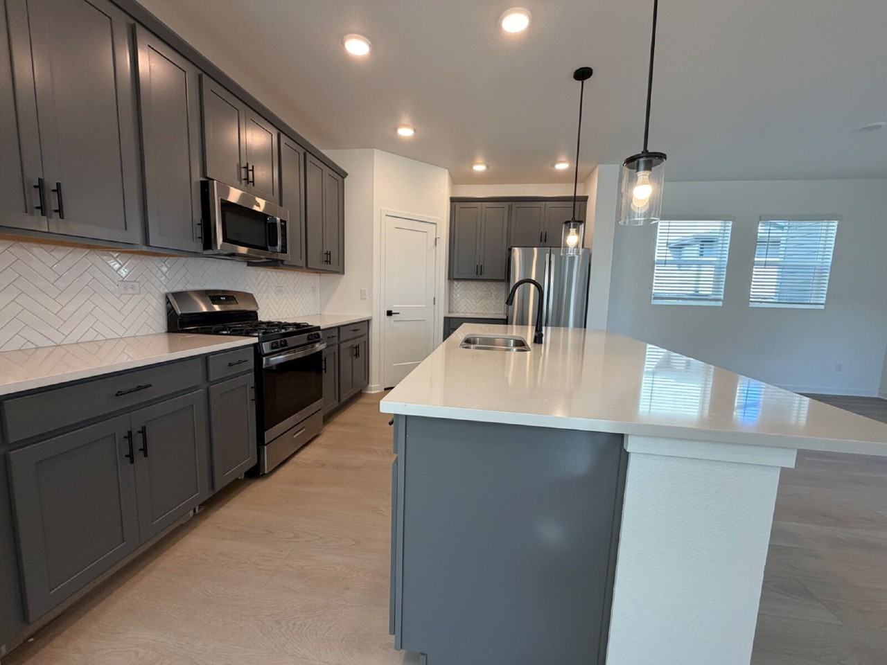 21470 E 58th Ave - Photo 5 of 25