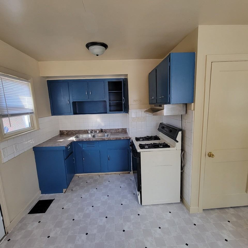 1702 Winfield Ave - Photo 2 of 6