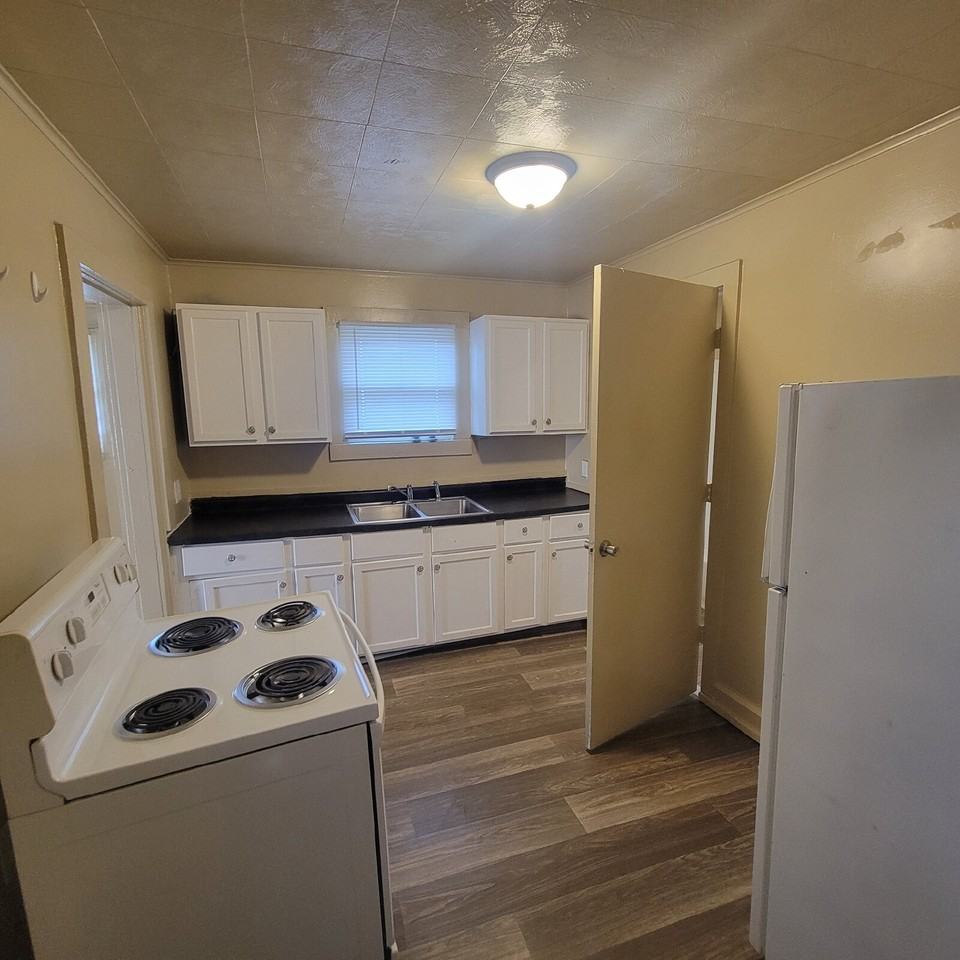 335 S Oakland Ave - Photo 2 of 7