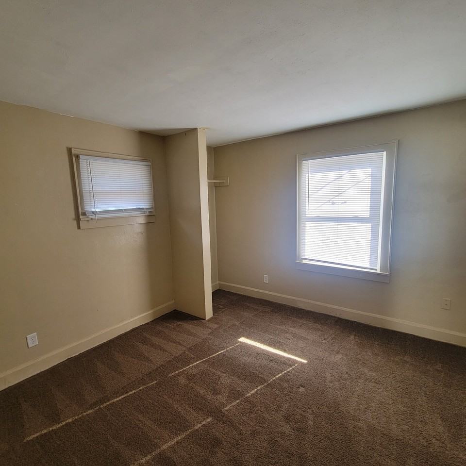 335 S Oakland Ave - Photo 4 of 7