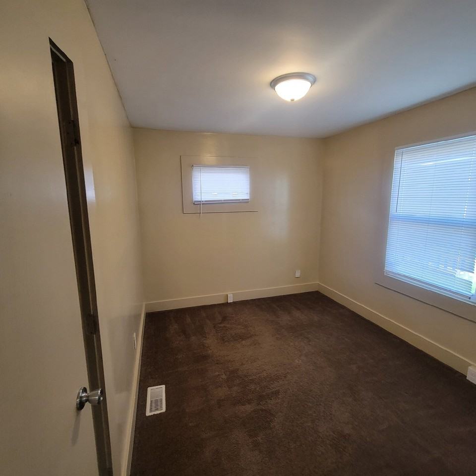 335 S Oakland Ave - Photo 5 of 7