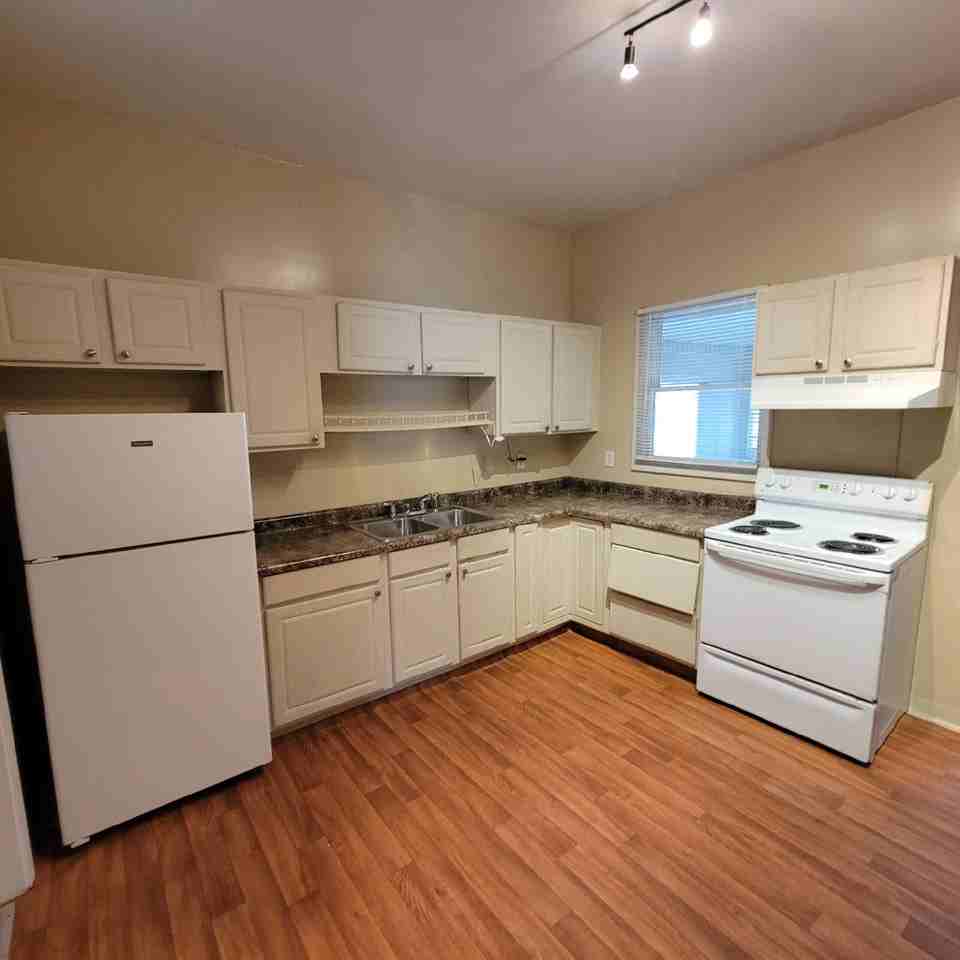 723 Lincoln St - Photo 2 of 7