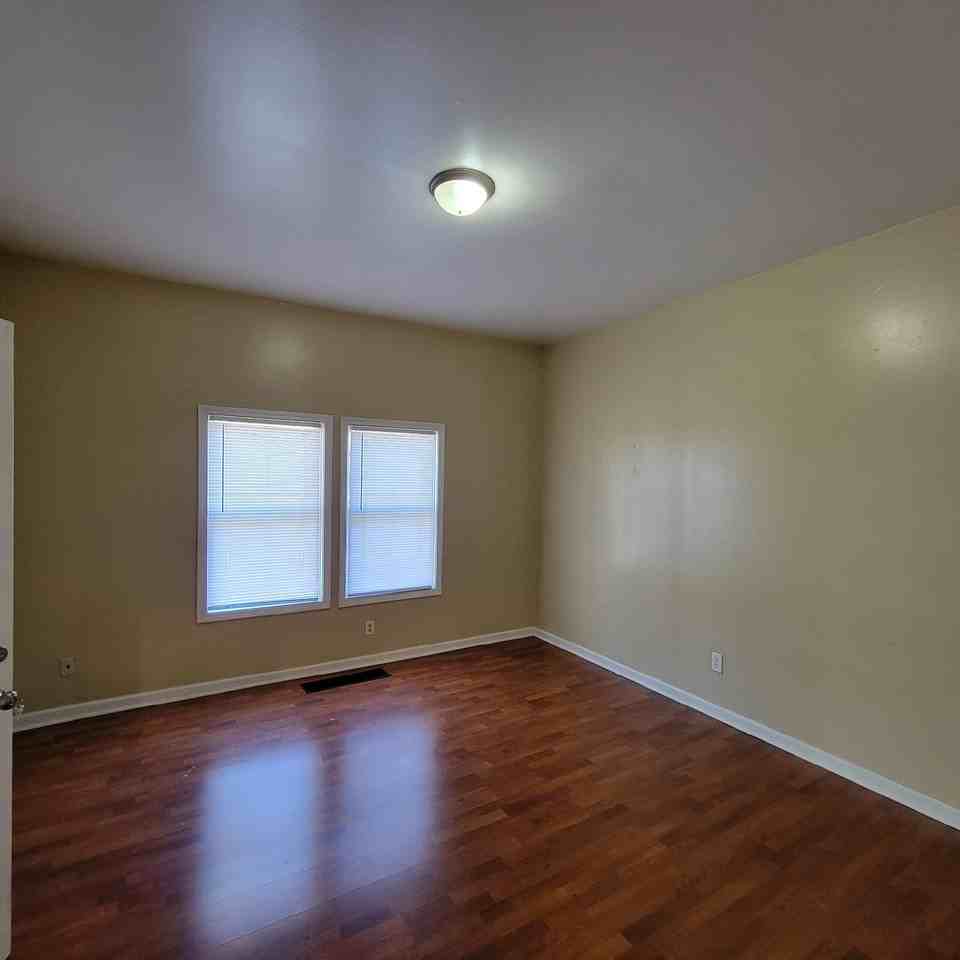 723 Lincoln St - Photo 4 of 7