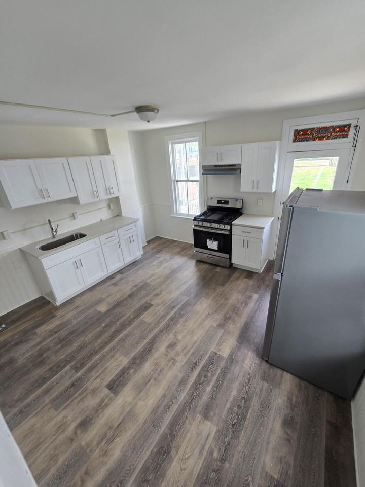 548 Nelson St - Photo 6 of 7