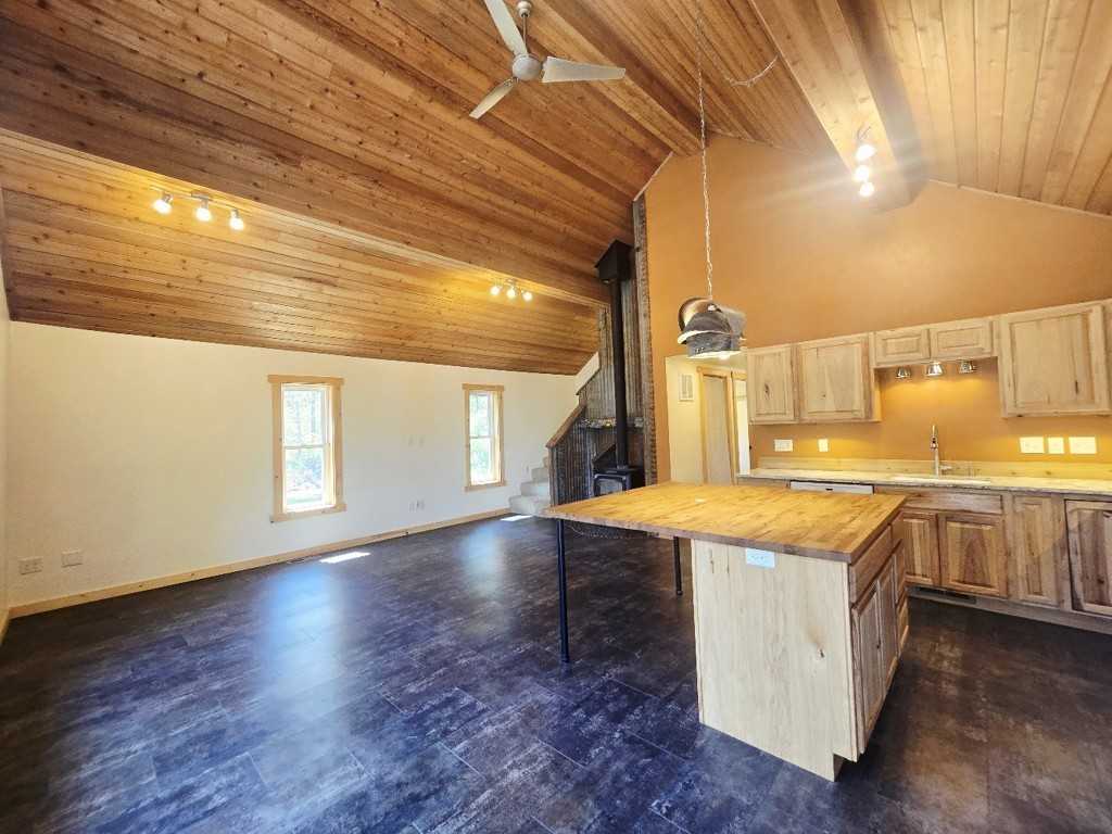 143 Holiday Dr - Photo 3 of 24