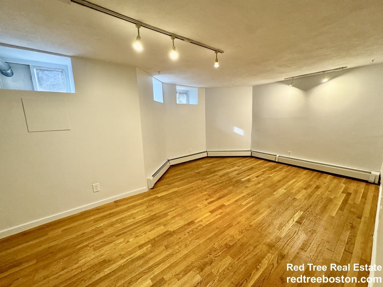 145 Chiswick Rd #8 - Photo 4 of 20