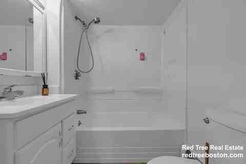 145 Chiswick Rd #8 - Photo 6 of 20