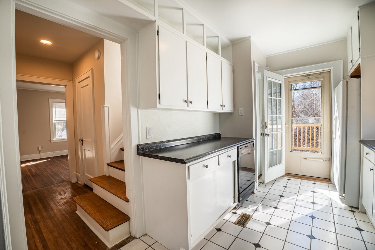 228 Crawford St #B - Photo 2 of 23