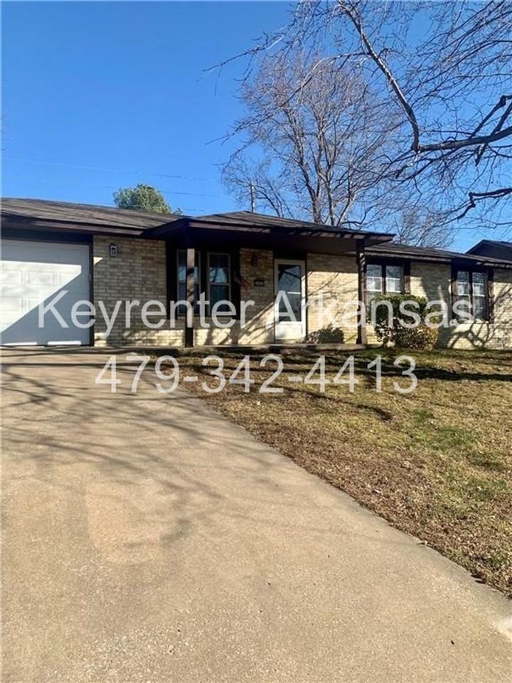 2607 Lee St - Photo 2 of 24