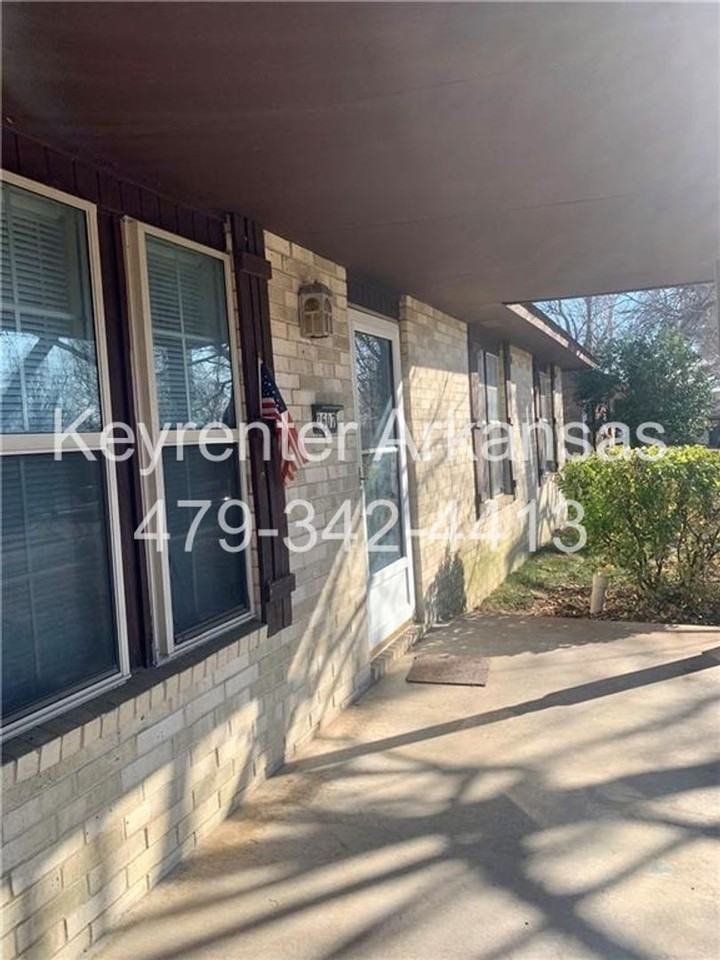 2607 Lee St - Photo 3 of 24