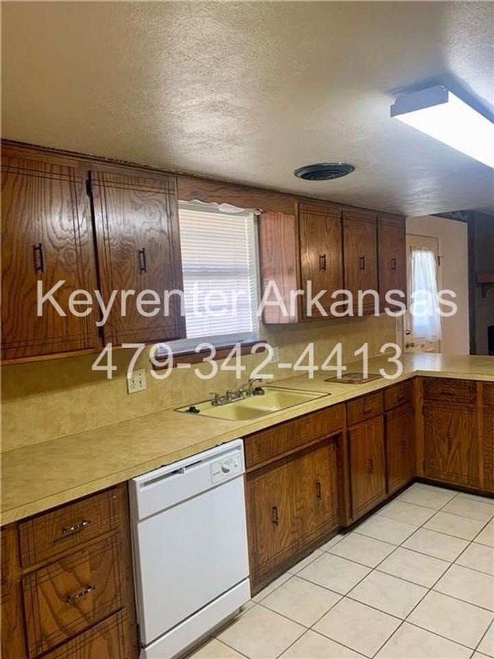 2607 Lee St - Photo 5 of 24
