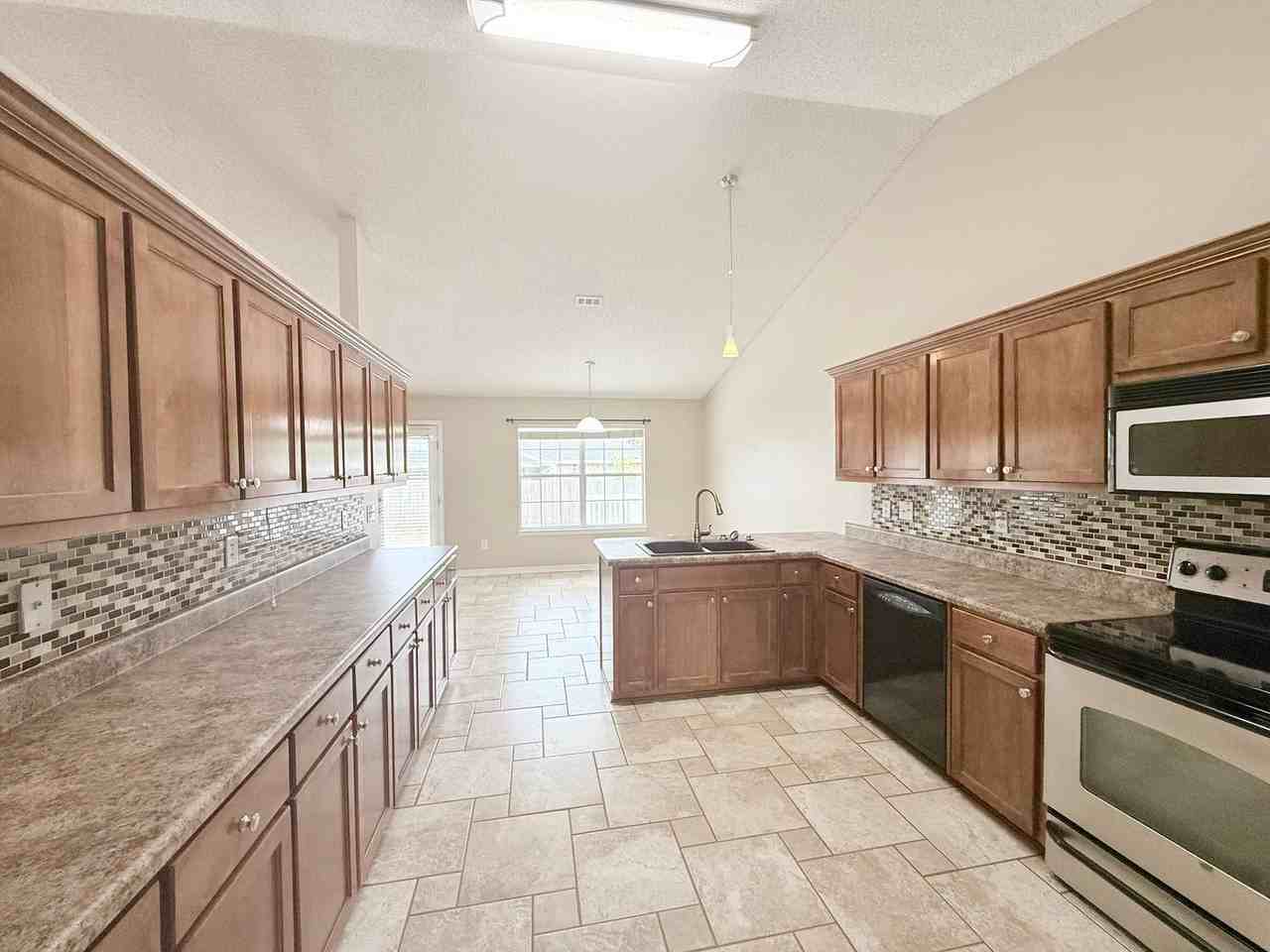 4766 Thousand Oaks Blvd - Photo 5 of 17
