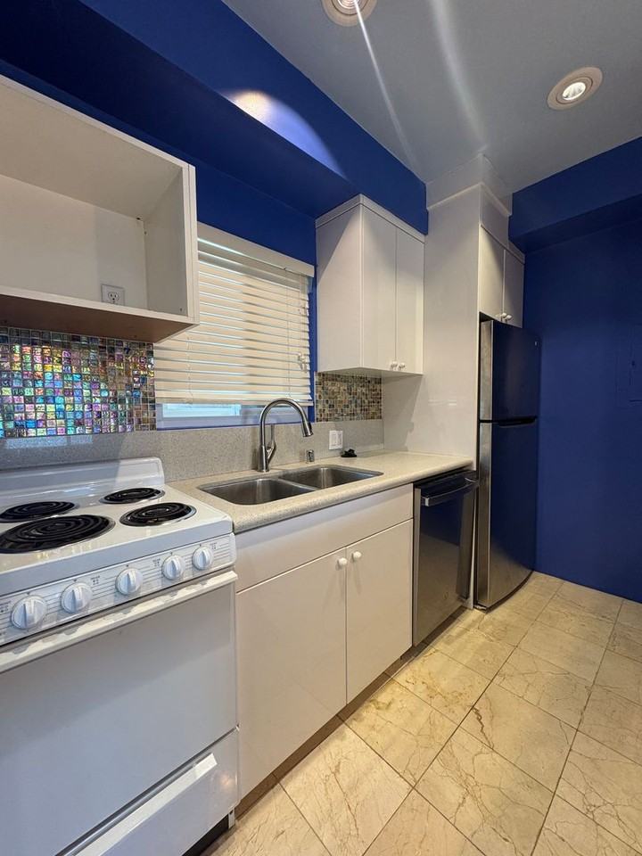445 Washington Blvd #8 - Photo 4 of 15