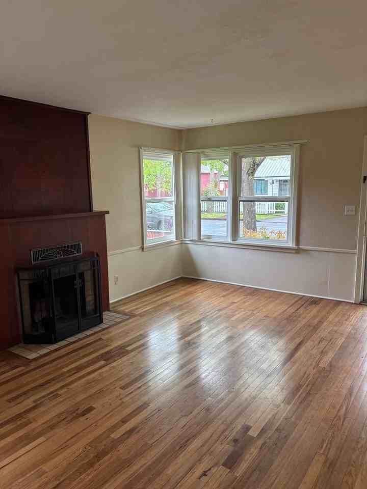350 15th St Se - Photo 3 of 9