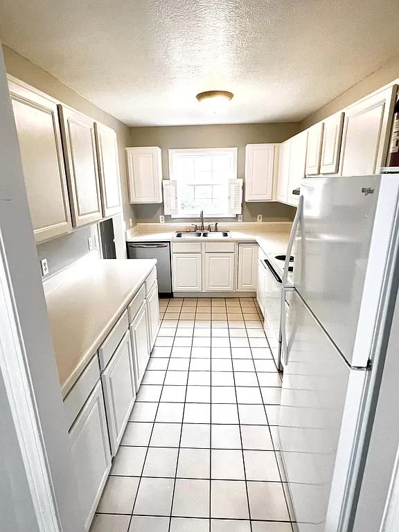 3860 S Cramer Cir - Photo 7 of 36