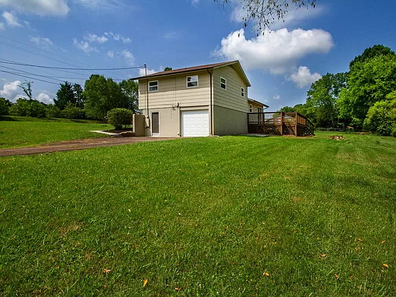 11001 Roane Dr - Photo 3 of 24