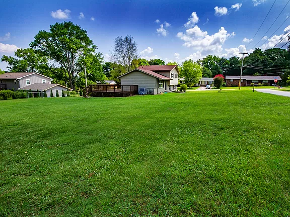 11001 Roane Dr - Photo 5 of 24