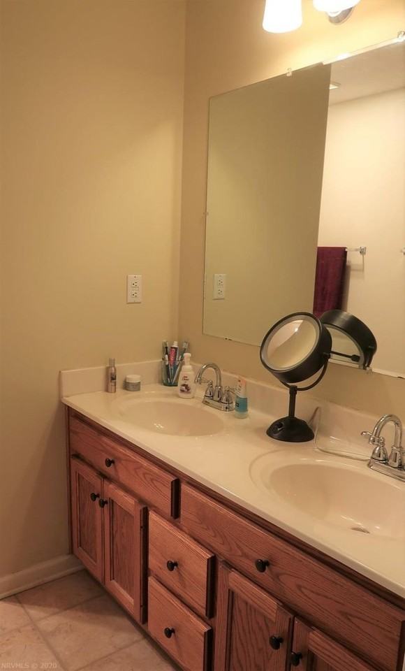 685 Tarrytown Rd - Photo 3 of 16