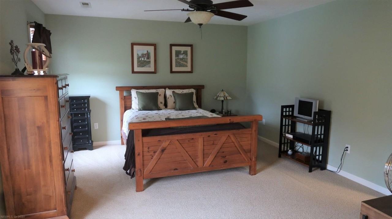 685 Tarrytown Rd - Photo 5 of 16
