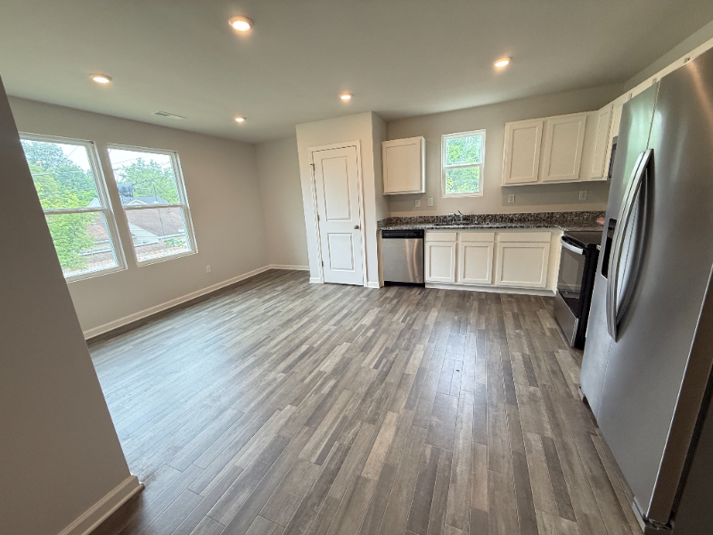 213 Lowell Ave - Photo 4 of 14