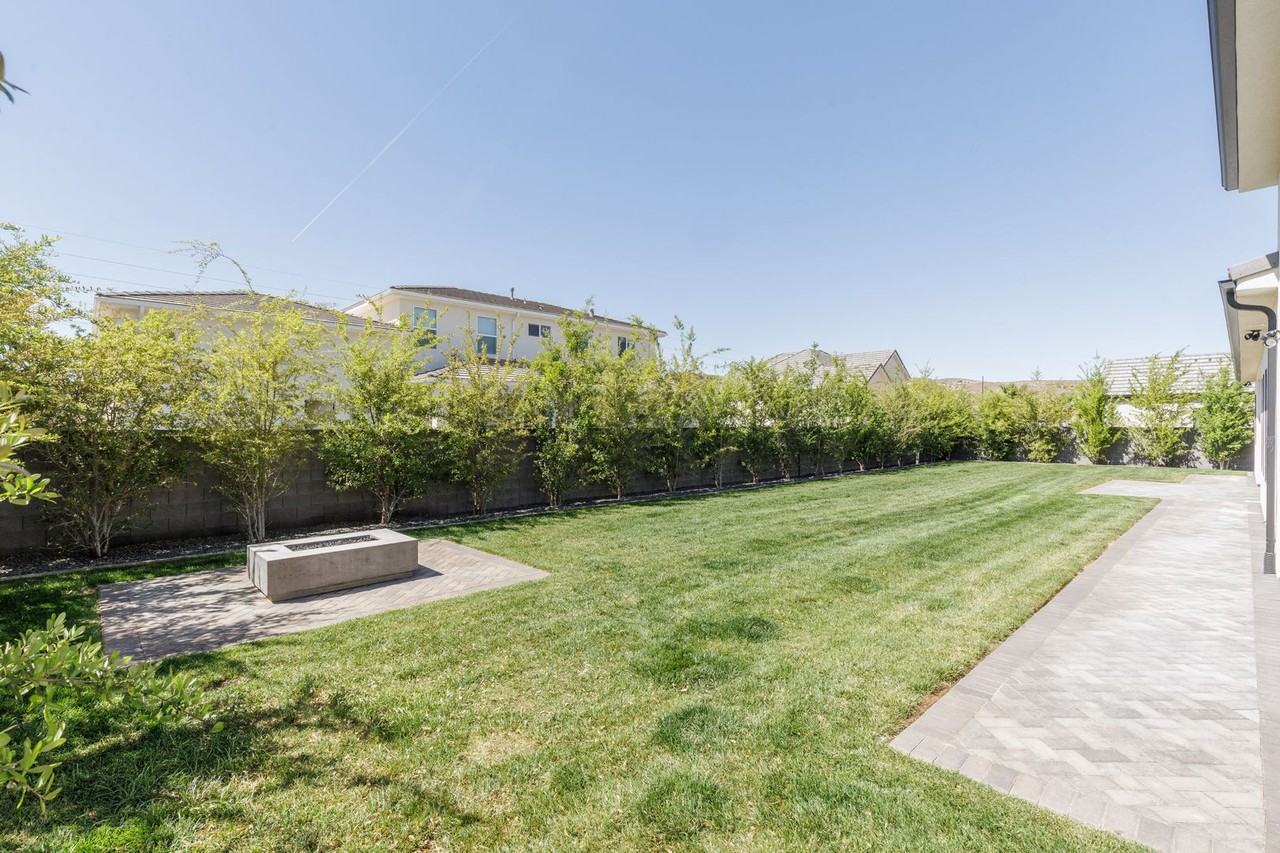 1621 W Approach Ln - Photo 6 of 48