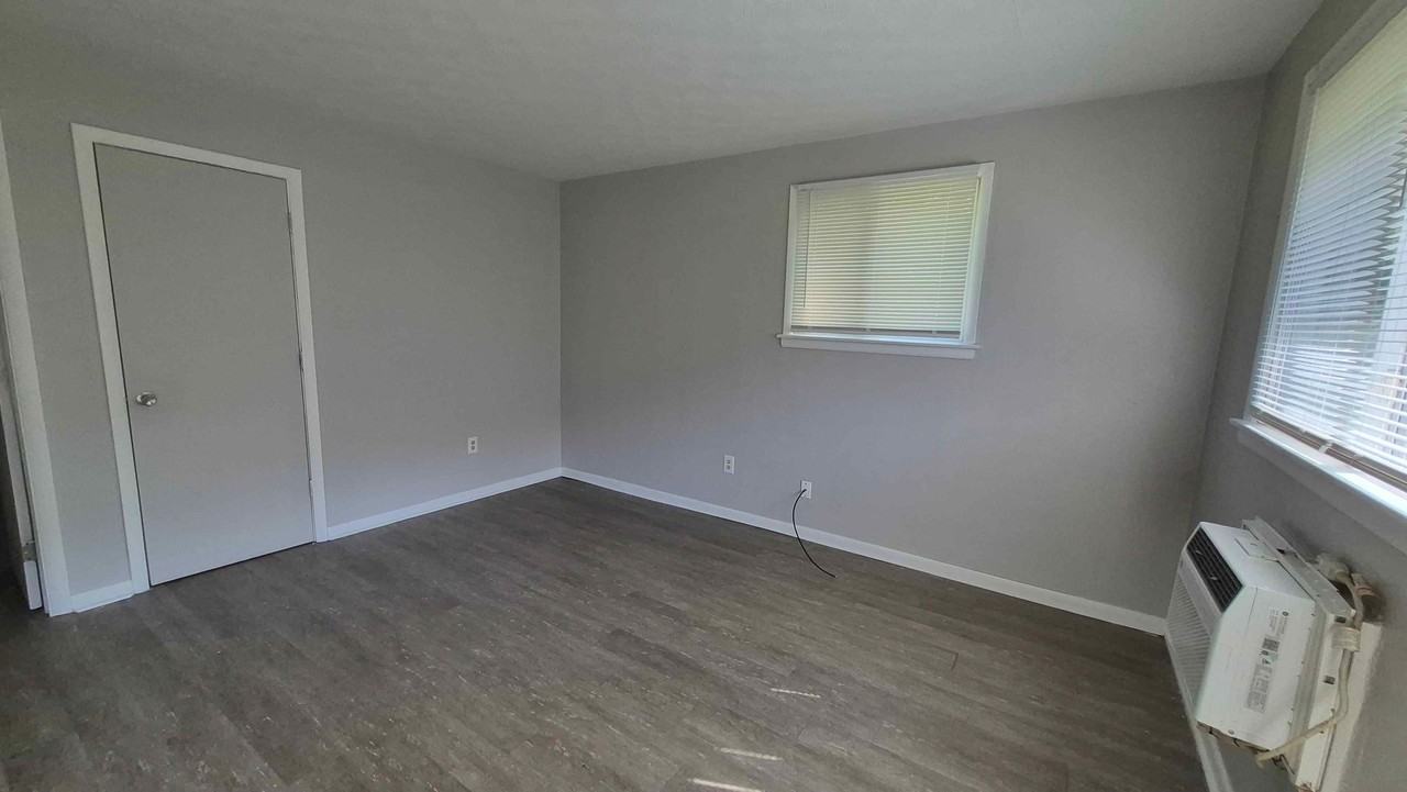 250 E Nottingham Rd #3 - Photo 2 of 10