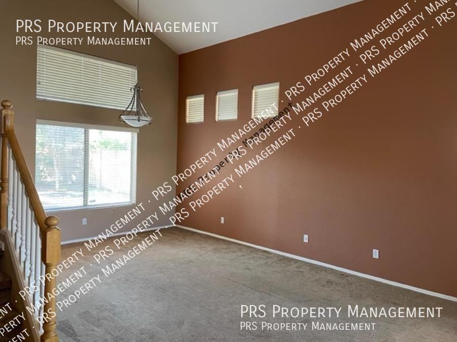 1053 W Bruce Ave - Photo 2 of 18