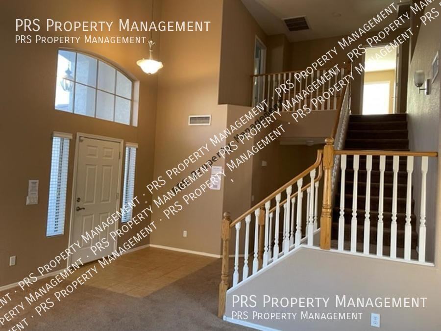 1053 W Bruce Ave - Photo 3 of 18