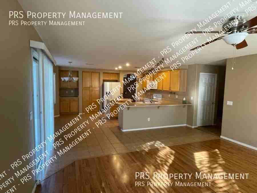 1053 W Bruce Ave - Photo 4 of 18