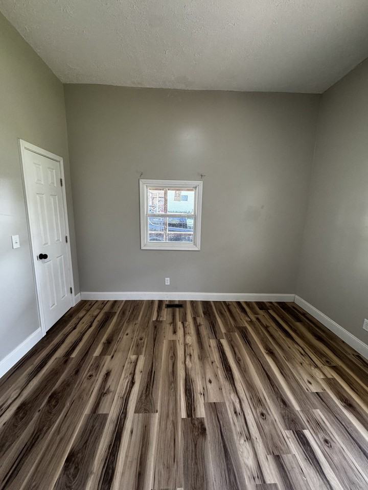 118 Bank St #A - Photo 4 of 15