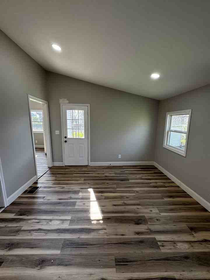 118 Bank St #B - Photo 2 of 16