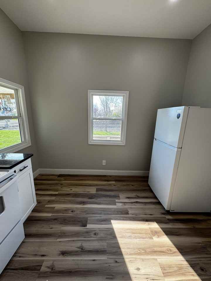 118 Bank St #B - Photo 4 of 16