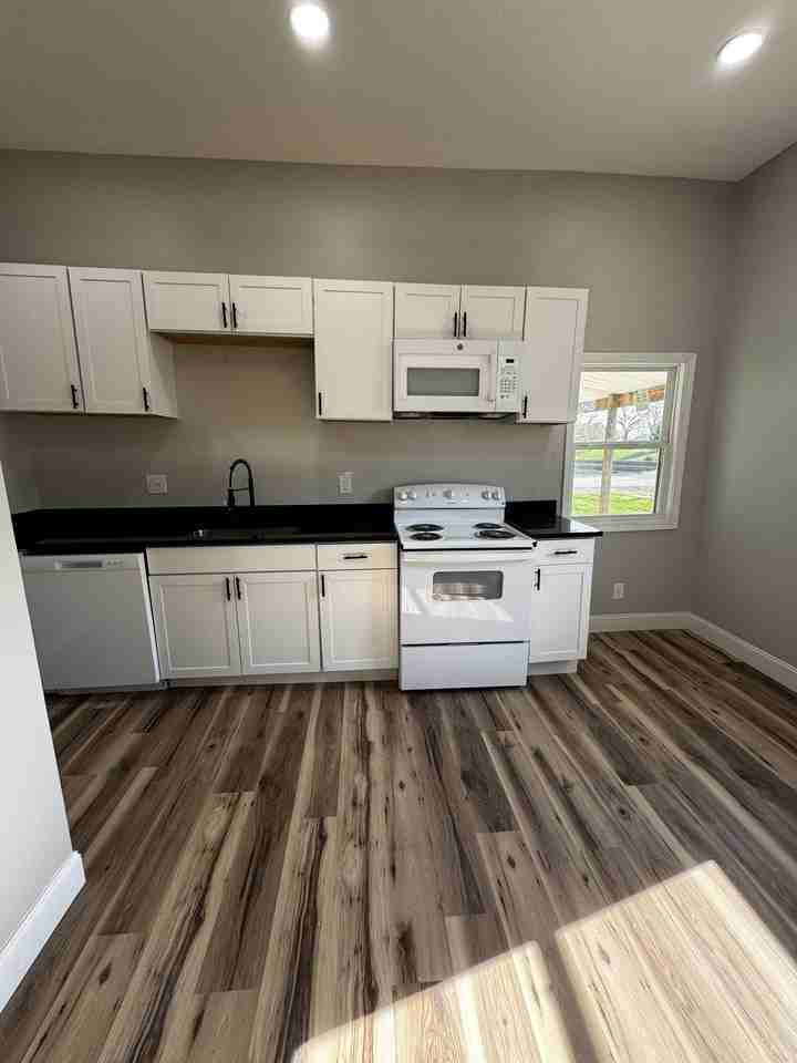 118 Bank St #B - Photo 5 of 16