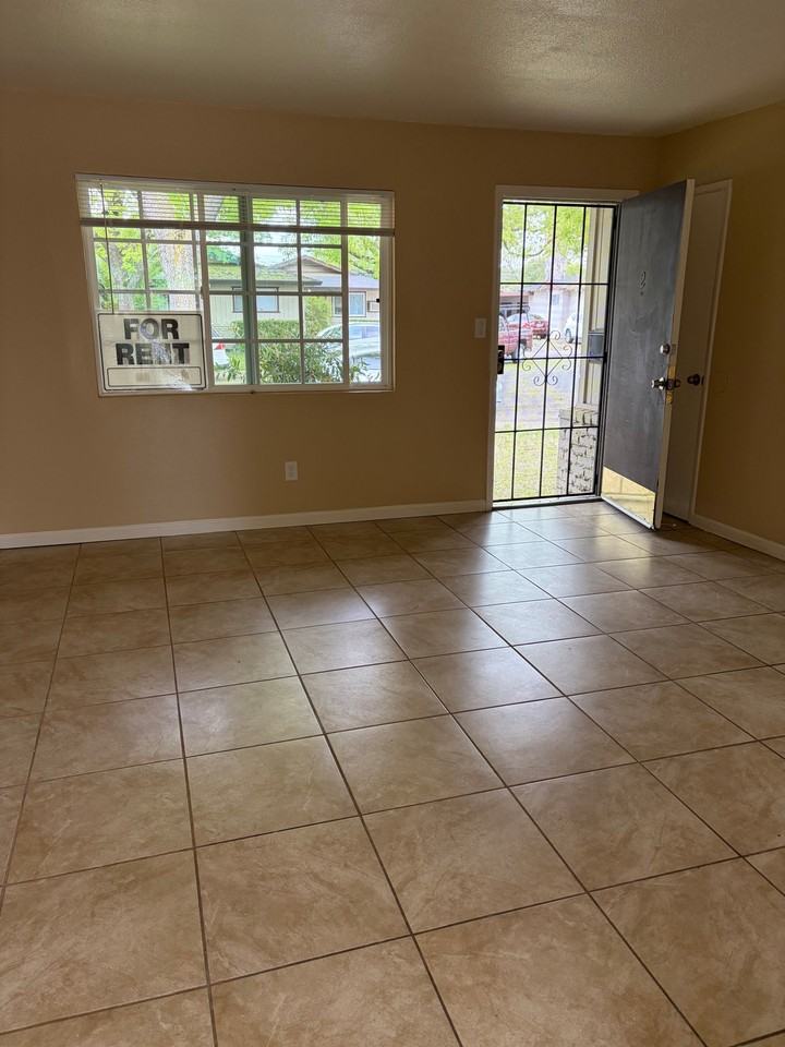 1701 Carver Ct #2 - Photo 4 of 8