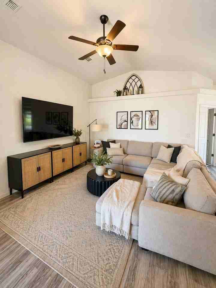 8181 Sierra St - Photo 5 of 14